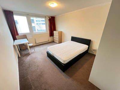 HUGE room in Bow & Garden | ZONE 2 🚊 Main Photo