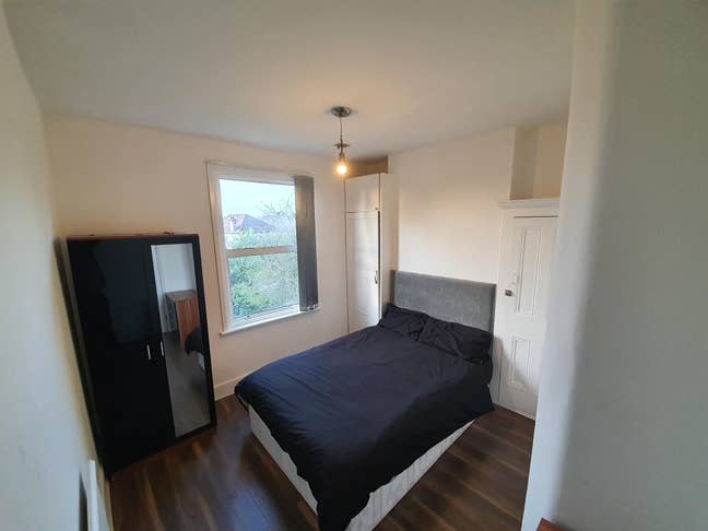 Prime Location - 5 Min Walk to Burnt Oak Station! Main Photo