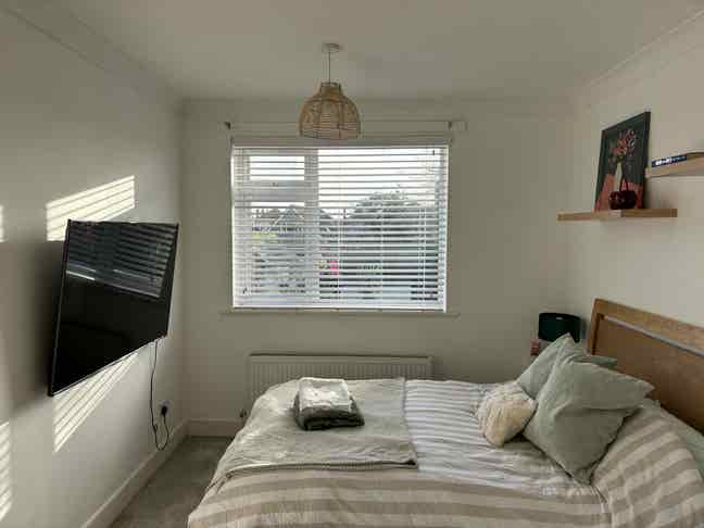Family home - Short stay double room  Main Photo