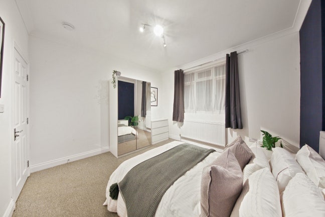 🎉Very LARGE 3 bed flat in quite area🏡 Main Photo