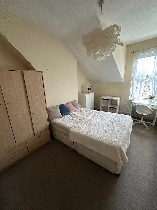 Double room available-2 minutes from tube station Main Photo
