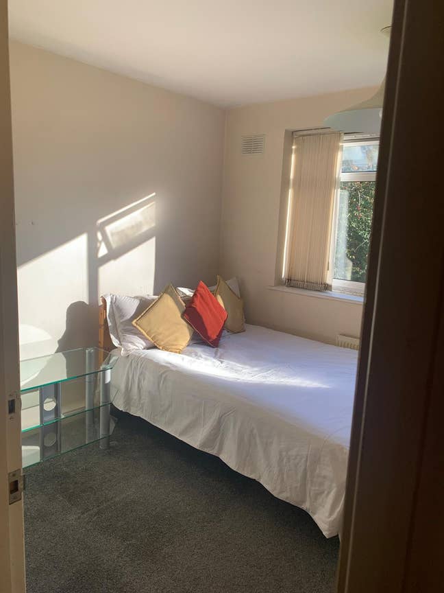 There is only one bedroom,kitchen shared, Main Photo