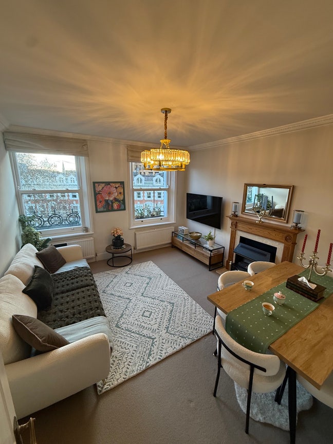 Room for rent: King Bed +private en-suite shower  Main Photo