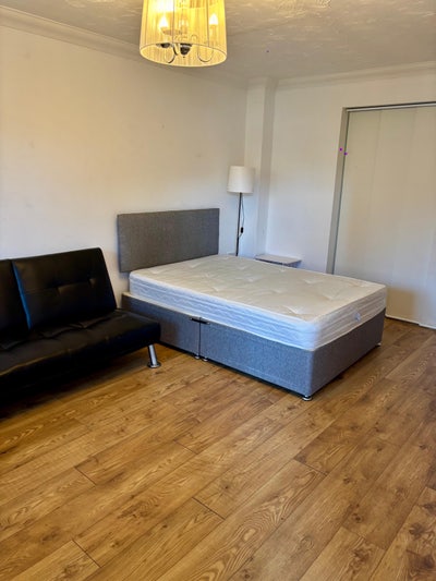 Large Double Room available in Grange Farm Main Photo