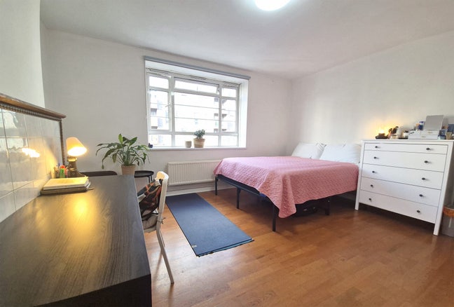 Spacious Double Room in All Female Social House Main Photo