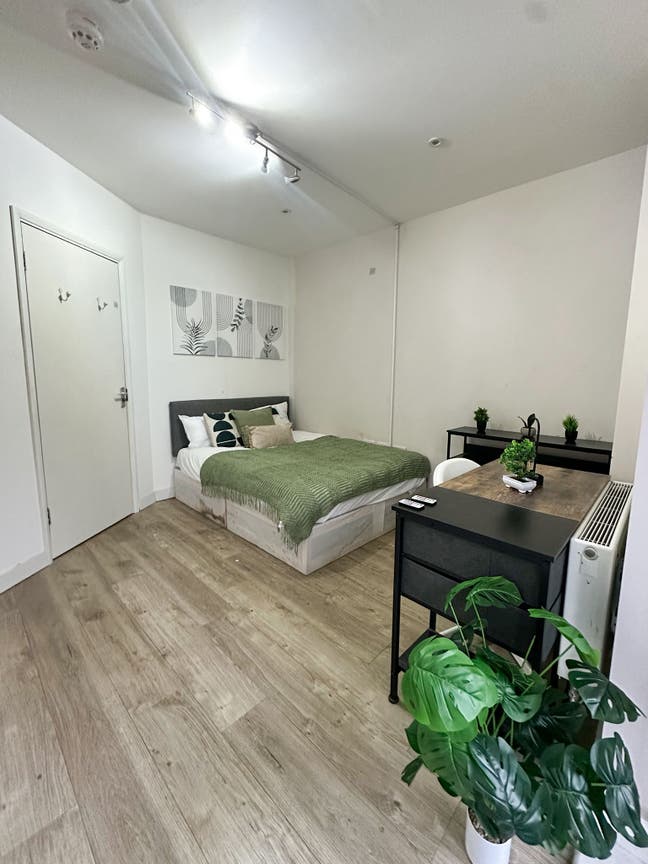 Double Room with balcony in 3Bed Female Flat 🌿 Main Photo