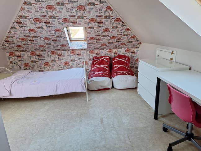 A friendly family is looking for a house mate  Main Photo