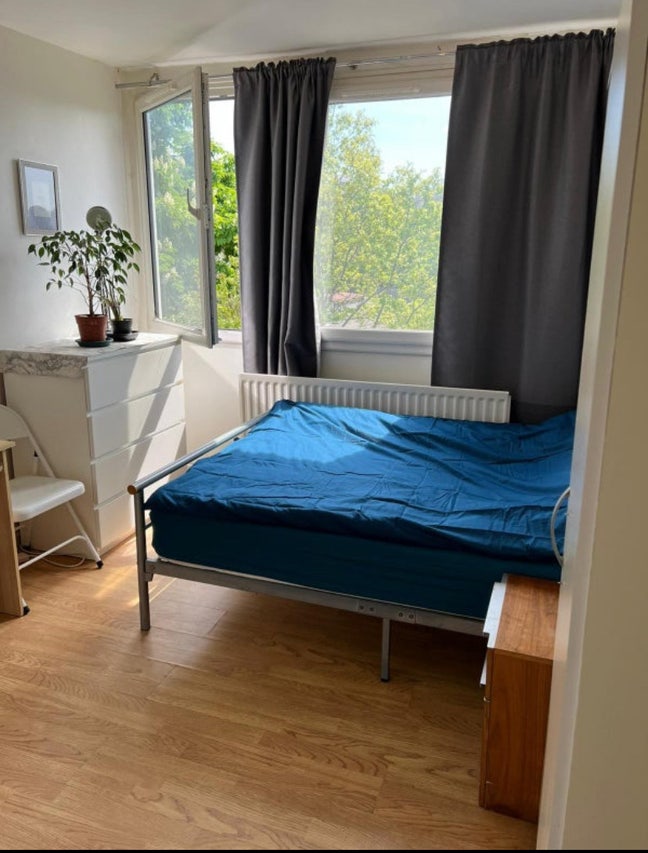 Good Size Double Room Available Now!!!  Main Photo