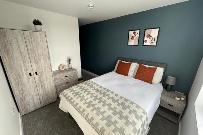 All Bills Included Ensuite No Deposit Option Main Photo