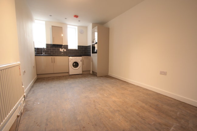 Modern first floor studio for single professionals Main Photo