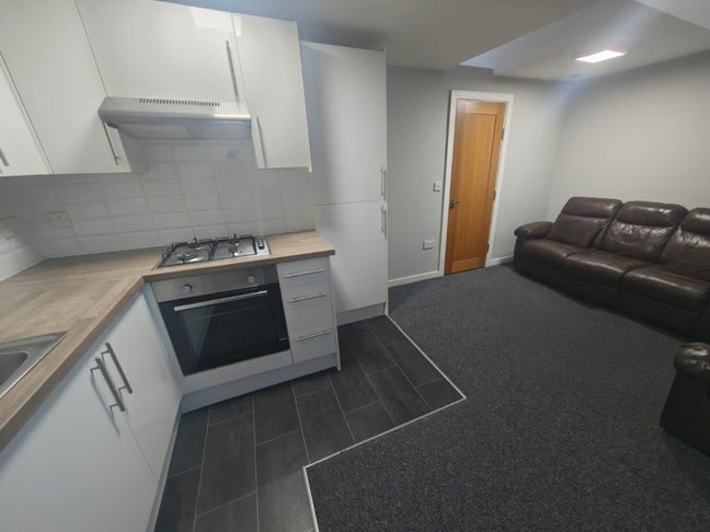 Modern 1 Bed Flat with Bills Included Main Photo