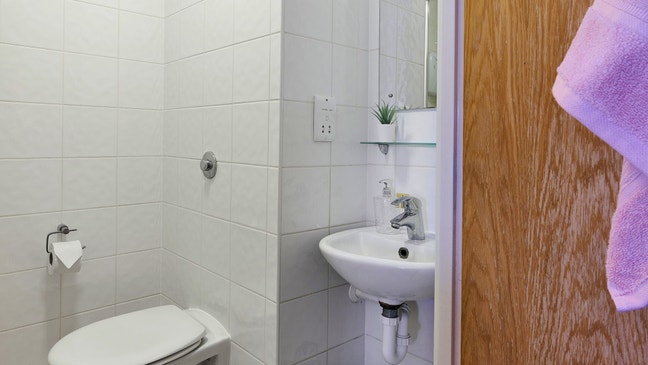 Beautiful ensuit with toilet and bathroom  Main Photo