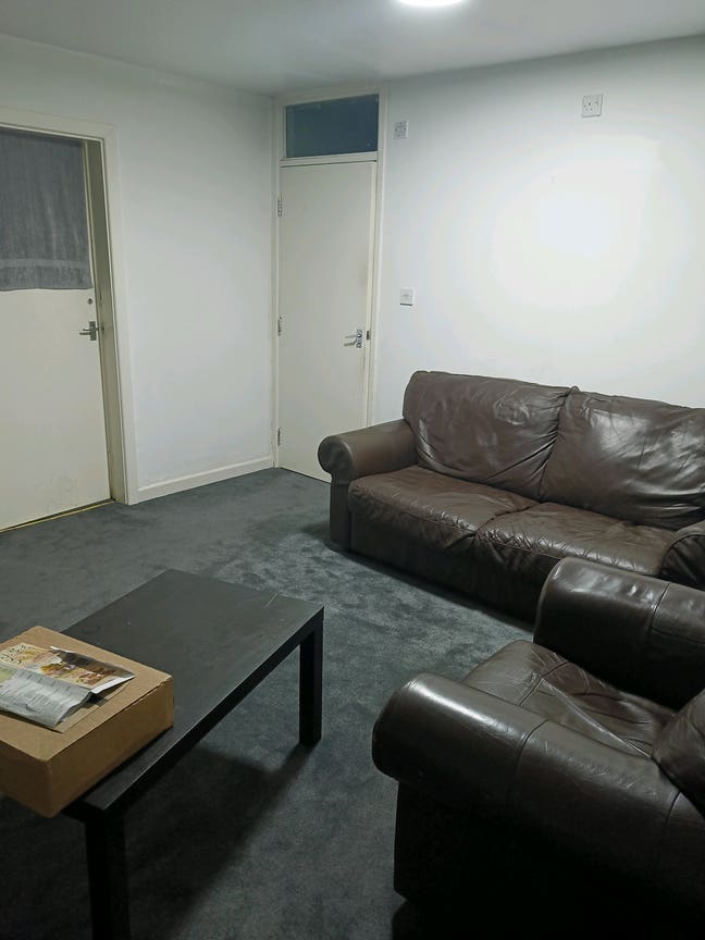 Room to let in a two bedroom apartment  Main Photo