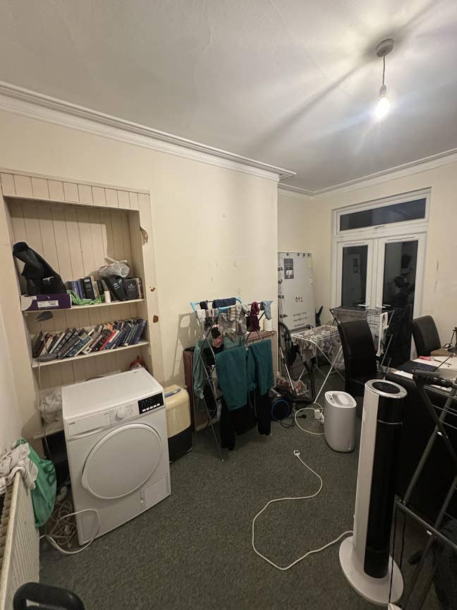 2 double and 1 single room available on G road Main Photo