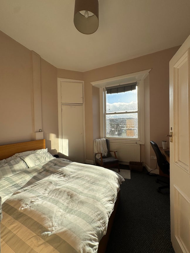 Double room available in Morningside flat Main Photo