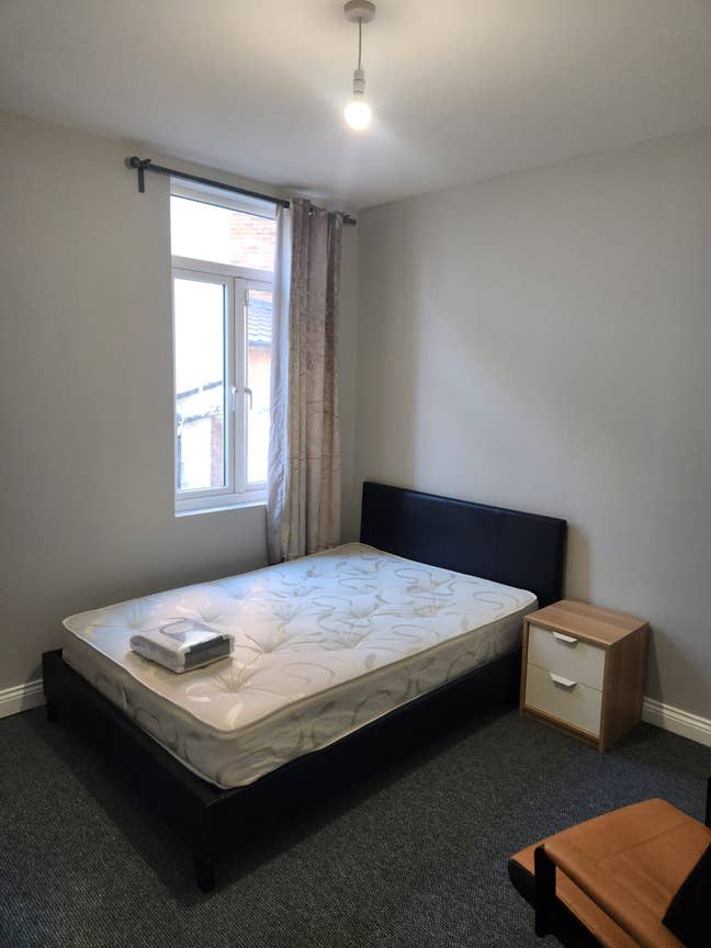 Large rooms to let, some en suite Main Photo