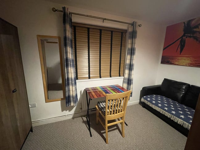 Large Room.Sofa.10 min walk to City-All Bills Inc. Main Photo