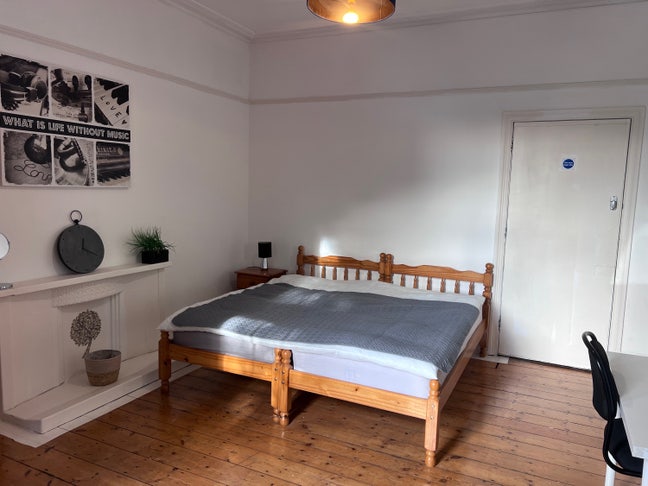 Beautiful spacious dbl room available now  Main Photo
