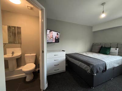 Beautiful Ensuite Room by the Airport B33  Main Photo