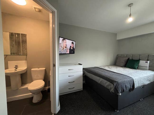 Beautiful Ensuite Room by the Airport B33  Main Photo