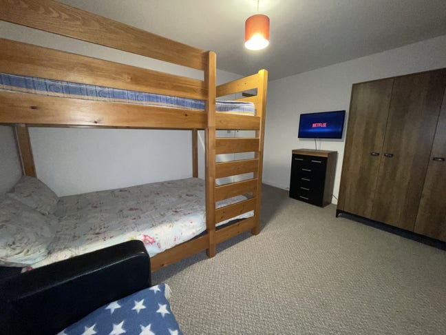 Large Room.Sofa.10 min walk to City-All Bills Inc. Main Photo