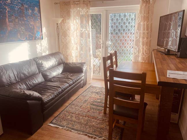 Large double bedroom in a professional house share Main Photo