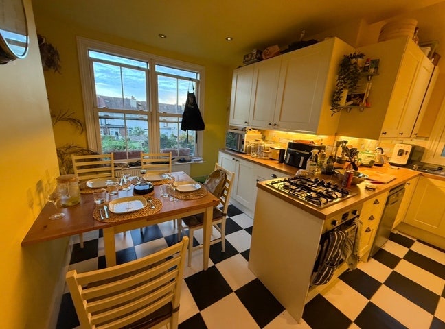 Double room in spacious maisonette Main Photo