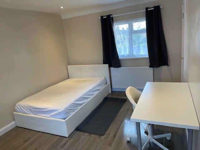 Large Double Room with en suite  Main Photo
