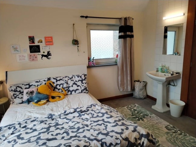 Dual aspect large room off Newmarket Road  Main Photo