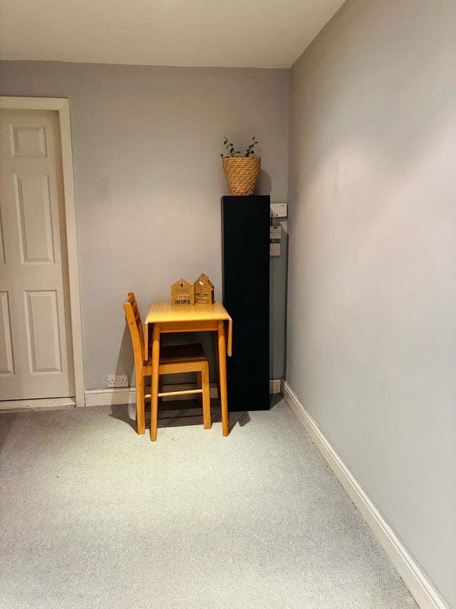 A single room for rent (furnished) Main Photo
