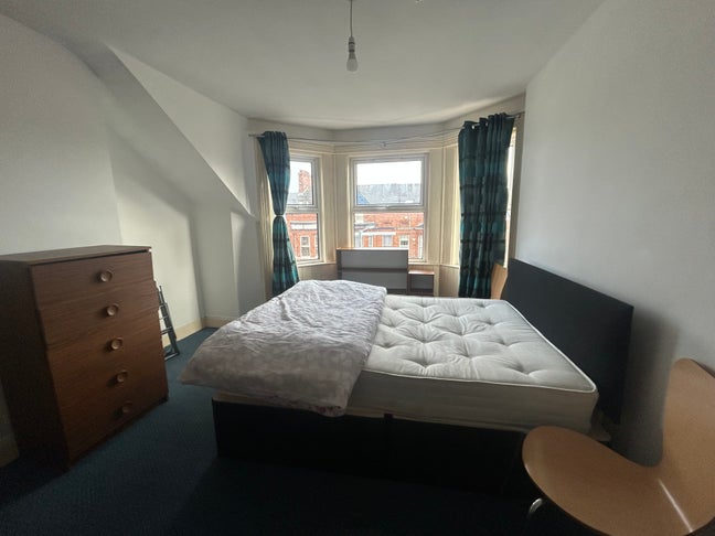Spacious Double bedroom near Queen’s University. Main Photo