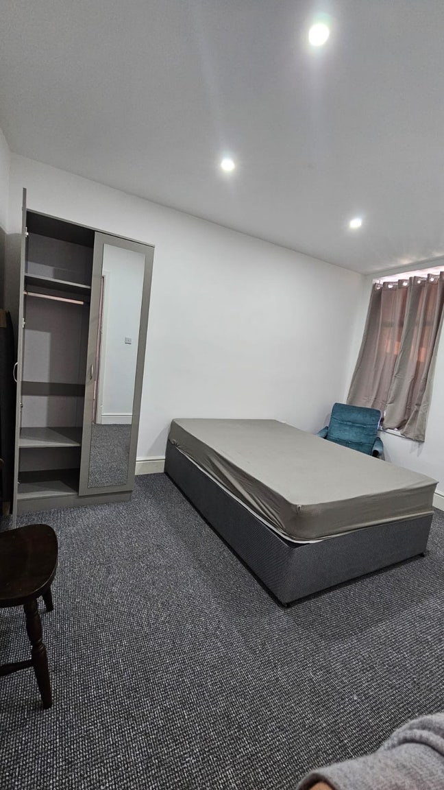 Room in a Nice shared House Main Photo