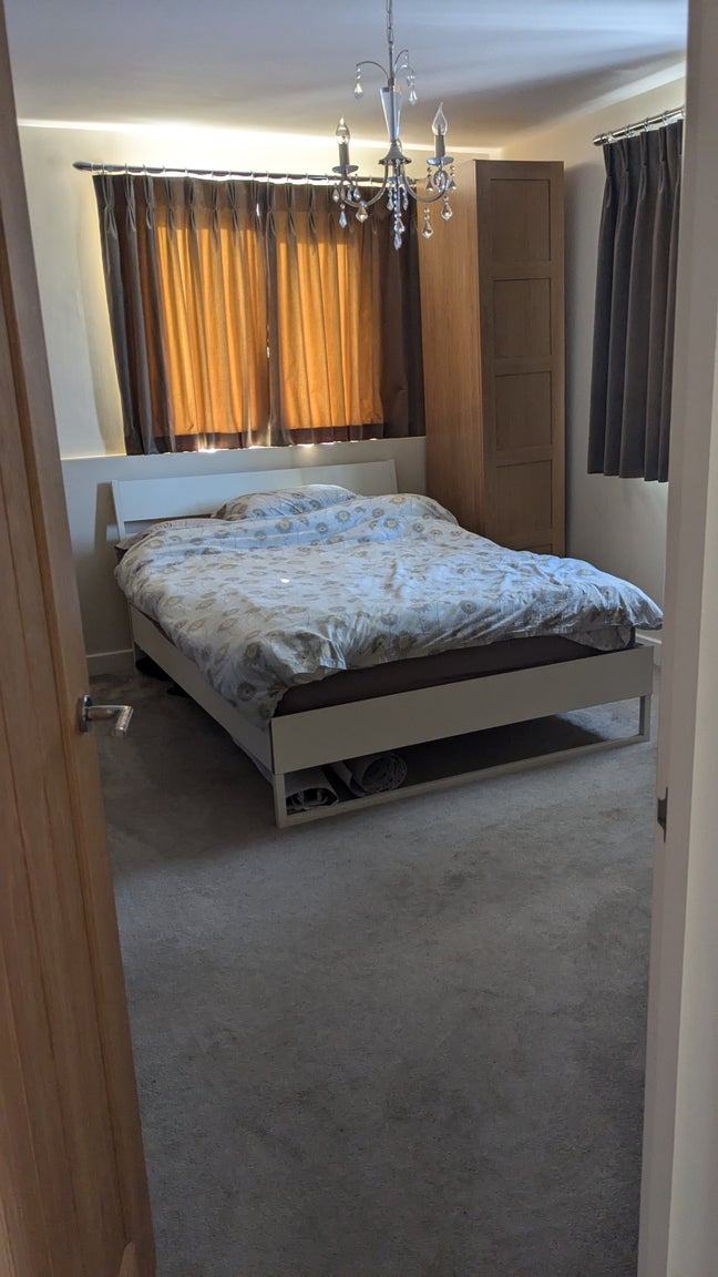 Large room with king bed in central location  Main Photo