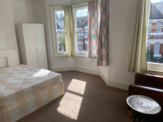 5 Double Bed House, 20 Minutes to Central London  Main Photo