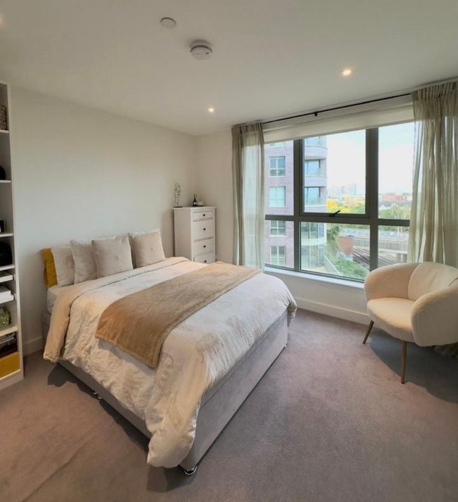 Beautiful room flat in North Acton Zone 2  Main Photo