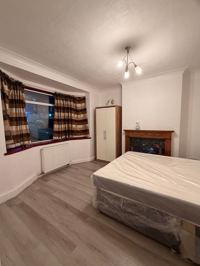 1 double bedroom available  Main Photo