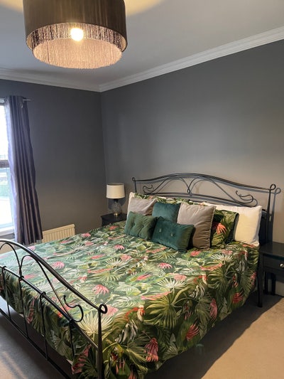 Bright Double Room Available Above Pub Main Photo