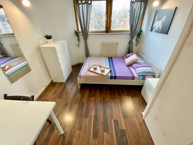 2  spacious rooms to rent in Chelsea Main Photo