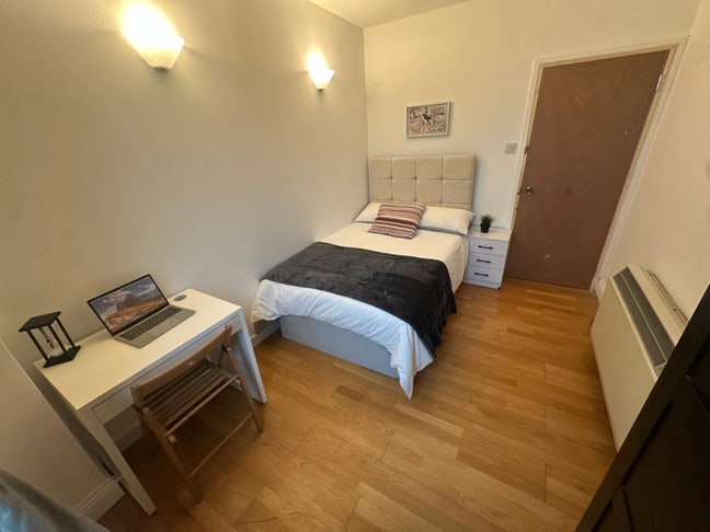 Double room - 10 min walk to Canary Wharf Main Photo