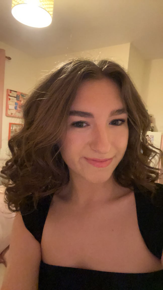 22yr Professional Female - Room/Buddy Up Wanted! Main Photo