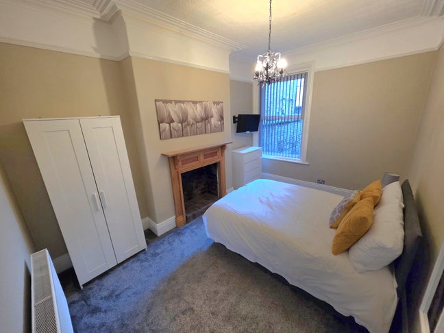 Spacious Double Bedrooms - with Private Bathrooms  Main Photo