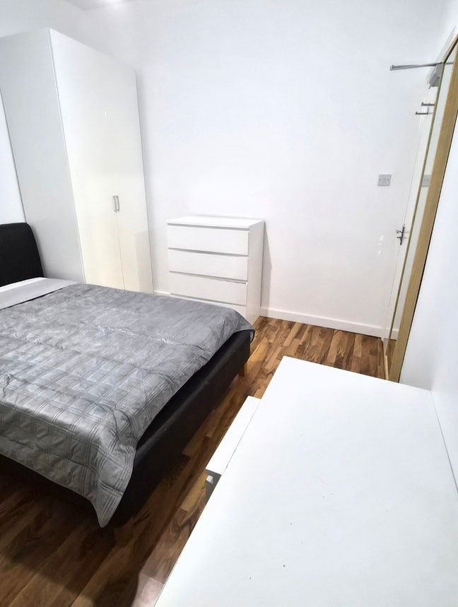 Large Double Room 2 minutes walk Tube Station Main Photo