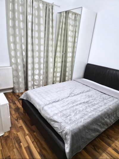 Large Double Room 2 minutes walk Tube Station Main Photo