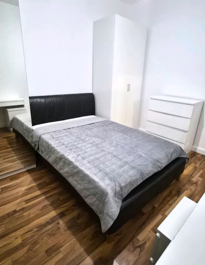 Large Double Room 2 minutes walk Tube Station Main Photo