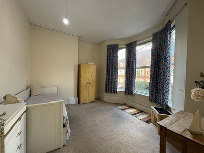 Room Share a SHORT Walk from the CITY Main Photo