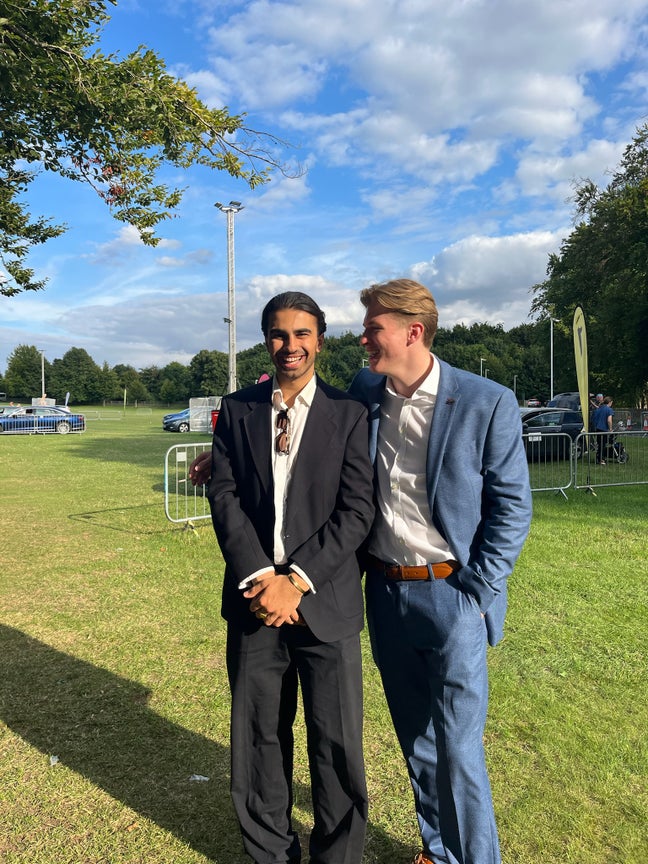 2 friends looking for flatmates! Main Photo