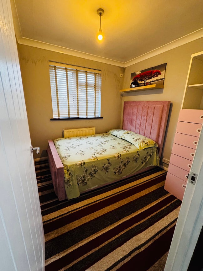 Double Room to Rent – Professional FEMALE Tenant W Main Photo