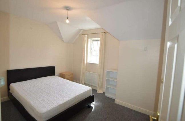 Looking for 2 female housemates Main Photo