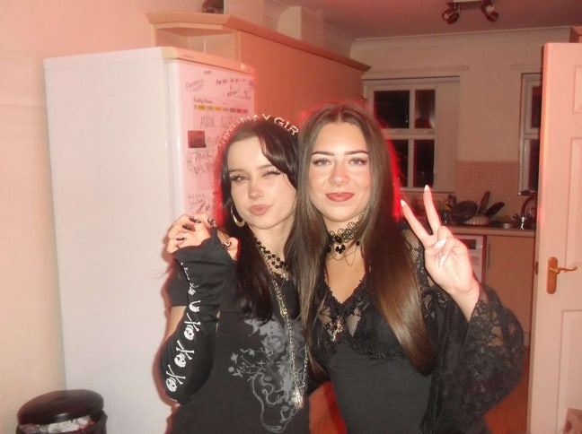 Looking for girl housemates! Main Photo