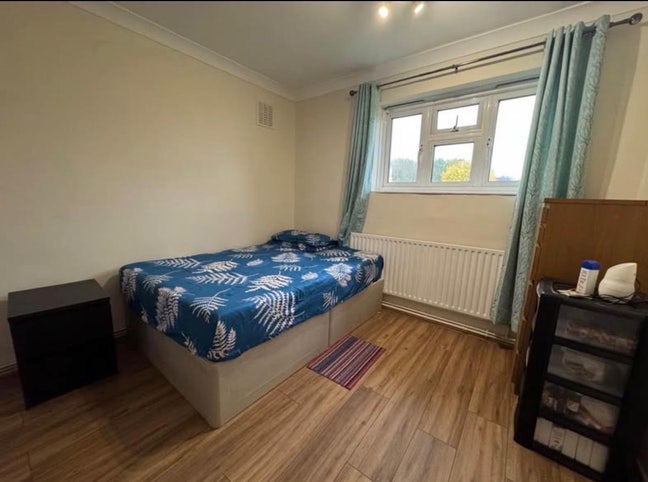 Double Room Available in Kingsbury  Main Photo